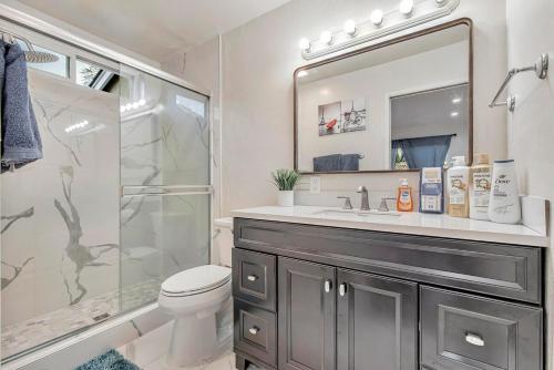 Ένα μπάνιο στο Nice House 4 bedrooms 2 baths, free Wi-Fi, Parking, Washer