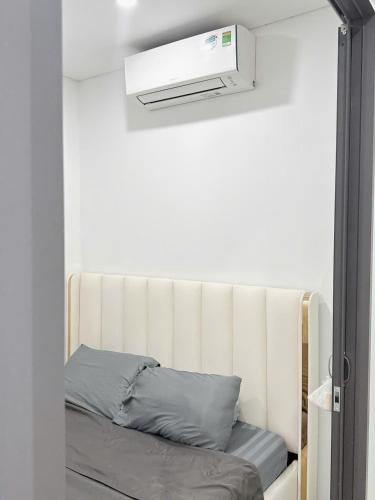 a room with a bed with a air conditioner above it at Rio House district 10 Saigon Centrosa in Ho Chi Minh City