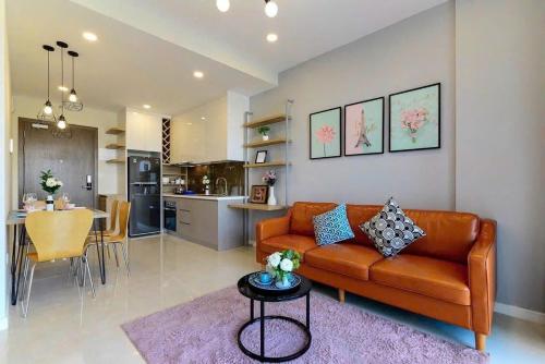 a living room with a couch and a table and a kitchen at Rio House district 10 Saigon Centrosa in Ho Chi Minh City