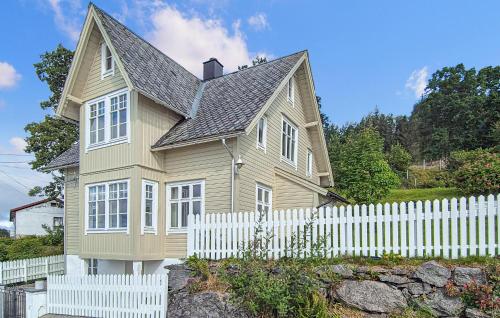 Holmedalにある6 Bedroom Lovely Home In Holmedalの白い柵の家