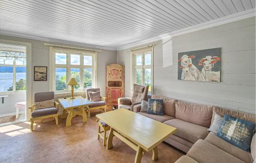 Holmedalにある6 Bedroom Lovely Home In Holmedalのソファとテーブルのあるリビングルーム