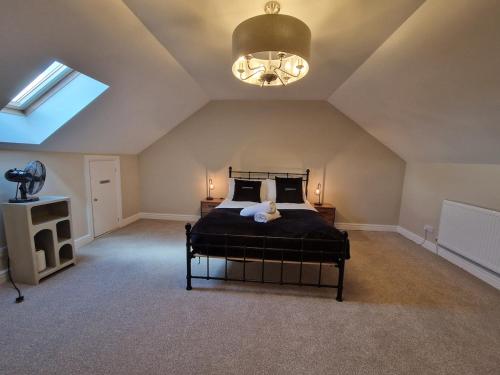 Un dormitorio con una cama y un techo con ventana. en Family Retreat, 6 bedrooms, sleeps 12 Near National Park And Bike Park Wales, en Pontsarn Station