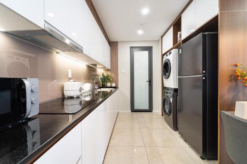 Η κουζίνα ή μικρή κουζίνα στο Louisa Vinh Hoi Apartment