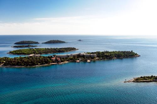 uma vista aérea de uma ilha na água em Maistra Select Island Hotel Istra em Rovinj