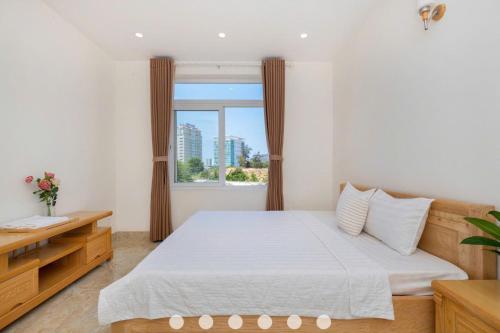 une chambre avec un lit et une fenêtre dans l'établissement Villa Hồ Bơi Trần Văn Thời khu Du Lịch Tháp Tam Thắng, à Vung Tau