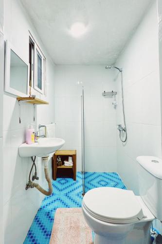 a bathroom with a toilet and a sink at casa Luis in São Tomé