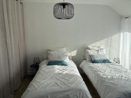 Ένα ή περισσότερα κρεβάτια σε δωμάτιο στο TY Cocoon Plage à 2 min pieds