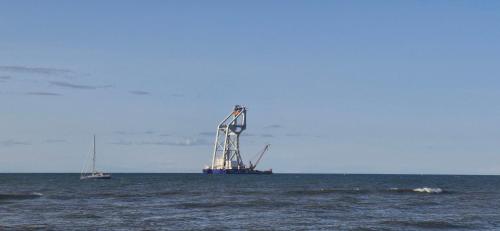 due barche nell'oceano con un grande oggetto nell'acqua di Willa Nad Morzem a Władysławowo