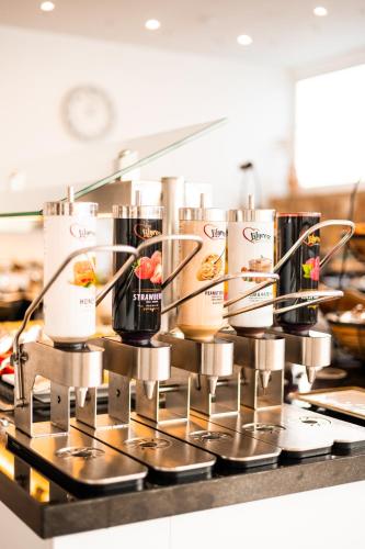 eine Küche mit einer Theke mit einem Haufen Essen in der Unterkunft Hotel Cala d'Or Playa in Cala d´Or