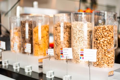 eine Darstellung verschiedener Arten von Lebensmitteln in Glasgefäßen in der Unterkunft Hotel Cala d'Or Playa in Cala d´Or