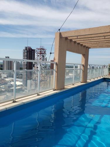 a swimming pool on the roof of a building at Depa pleno centro Santa Fe in Santa Fe