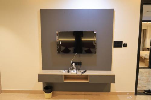 een kleedkamer met een spiegel en een wastafel bij The Basil Hotel in Udaipur