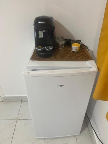 Una cocina o zona de cocina en Studios privatifs avec vue sur Jardin
