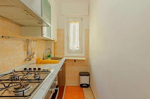 una cucina con fornelli e piano di lavoro di Casa Vacanze-Trieste San Giusto a Trieste