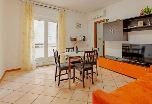 una cucina e una sala da pranzo con tavolo e sedie di Casa Vacanze-Trieste San Giusto a Trieste