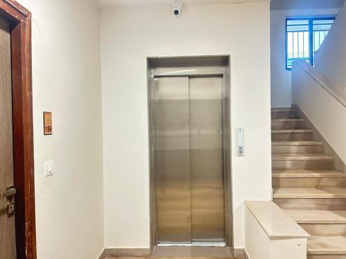 un ascenseur dans un immeuble avec escalier dans l'établissement SwagStay Hotel Riviera Grand, Nagpur, à Nagpur