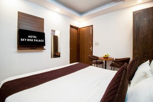 Postel nebo postele na pokoji v ubytování HOTEL S R LUXURY Palace Hotel near Delhi IGI Airport T3 with Free WiFi & 24x7 Check-in