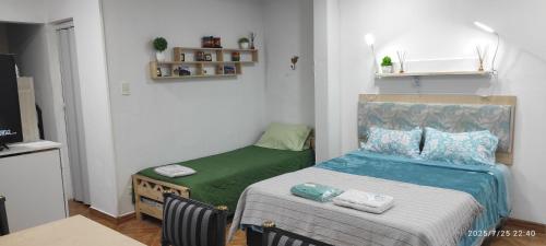 a small bedroom with a bed and a small table at Ezeiza 3 departamento privado a 15 minutos del aeropuerto hasta 7 personas OPCIONAL TRANFER DESDE Y HACIA EL AEROPUERTO DE EZEIZA LAS 24 HORAS pet friendly conexion con Aeroparque in Ezeiza