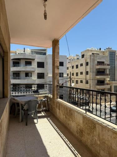 Balkón nebo terasa v ubytování ام السماق-خلدا