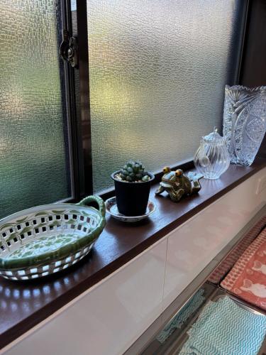 a window sill with a bowl and a plate on it at 多賀三宿 in Taga
