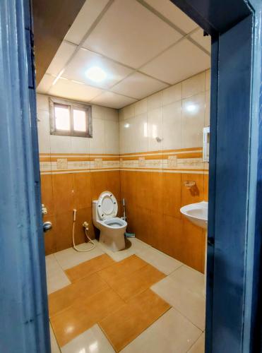 Ванная комната в Modern 2BR Apartment with AC, Terrace & Kitchen, Clifton Karachi