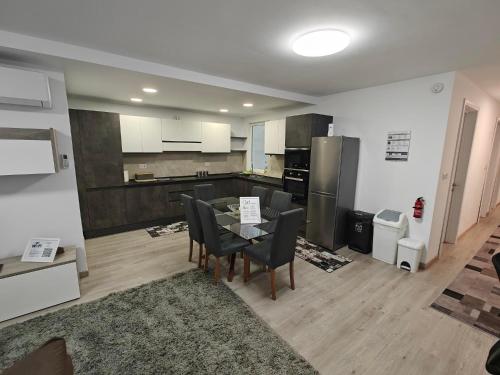 a kitchen and dining room with a table and chairs at Modern Apartment with Large Outdoor Area - Sleeps 7, Close to Malta International Airport in Luqa