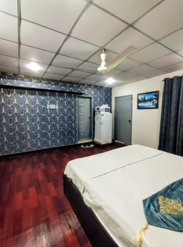 Кровать или кровати в номере Modern 2BR Apartment with AC, Terrace & Kitchen, Clifton Karachi