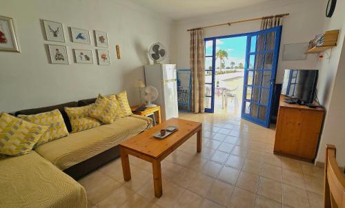 Atalaya Complex central Puerto del Carmen, large open terrace with loungers