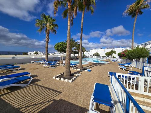 Atalaya Complex central Puerto del Carmen, large open terrace with loungers