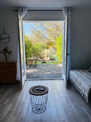 Una cama o camas en una habitación de Le cocon du pradet