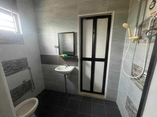 Ένα μπάνιο στο Homestay Haji Abdullah