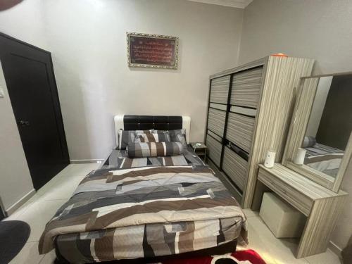 Ένα ή περισσότερα κρεβάτια σε δωμάτιο στο Homestay Haji Abdullah
