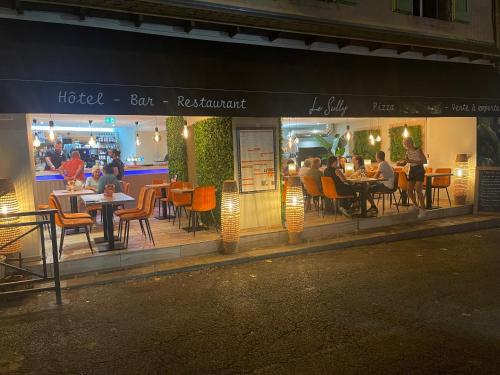 Un restaurante u otro lugar para comer en Hotel Le Sully