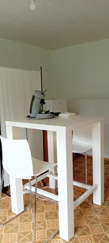 ein weißer Tisch und Stuhl mit einem Computer darauf in der Unterkunft Francois Faber in Aulnay-sur-Iton