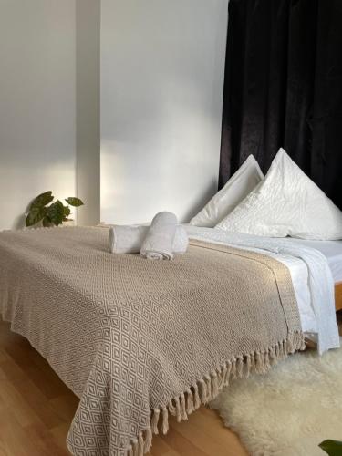 a bedroom with a bed with white sheets and pillows at Cosy Sunset Flat - Kongress Palais & Herkules View in Kassel