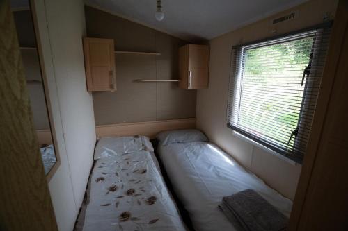 Ένα ή περισσότερα κρεβάτια σε δωμάτιο στο Nursery lane caravan park