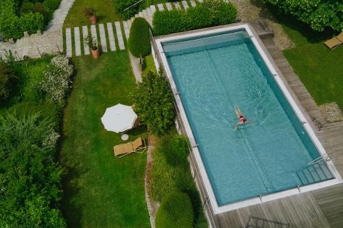 an overhead view of a swimming pool in a yard at Hotel Drei Quellen Therme in Bad Griesbach