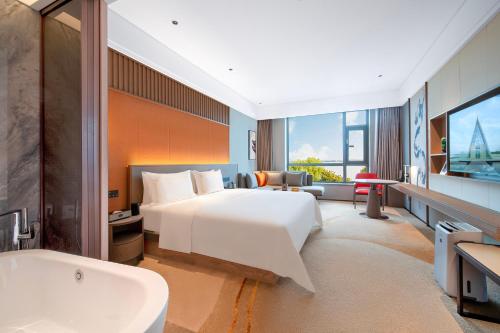 Ένα ή περισσότερα κρεβάτια σε δωμάτιο στο Tongli Lake View Hotel