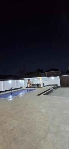 Piscina a White Villa o a prop