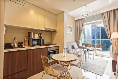 Comfy 1BR with Large Balcony - 15-min to Mall & Burj