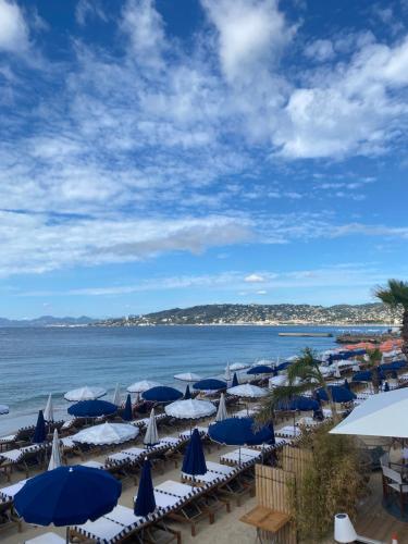 Logement en résidence vacances classe 2 étoiles au bord de mer 4 couchages avec cabine lit superposé et au salon un canapé convertible et piscine à 300 m des transports communs,gare ferroviaire,commerces et plages