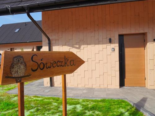 a sign with an owl on it in front of a building at 3 Sówki in Krajno Zagórze Drugie
