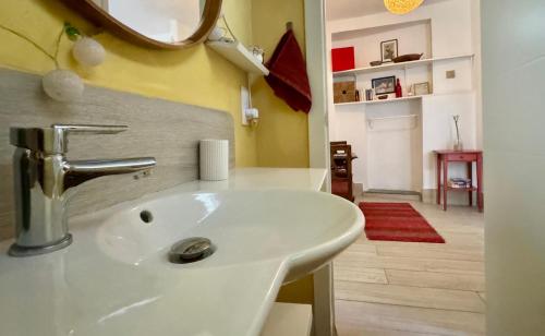 een badkamer met een witte wastafel en een spiegel bij Casa Albaicin 1 in Granada