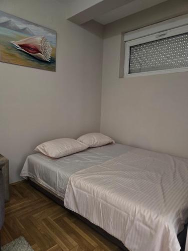 Una cama o camas en una habitación de Apartment tuski put
