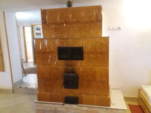 a wooden wall with a speaker in a room at Hagyományőrző és múltidéző porta in Báta