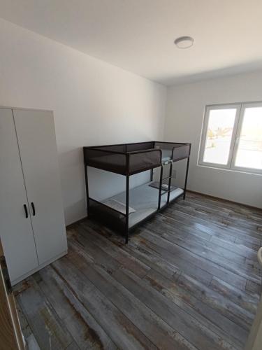 a room with a desk in the corner of a room at Chill family Svilajnac in Svilajnac