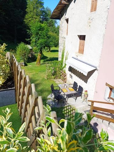 a backyard with a picnic table and a white piano at Mulino Baiar in Stregna
