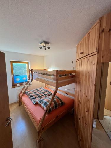 Un dormitorio con dos literas y una ventana. en Hamburger Ostseeperle Zingst, en Zingst