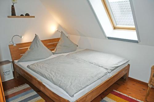 Кровать или кровати в номере Bauernkaten mit Terrasse und Kamin bei Stahlbrode