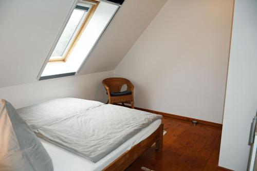 Кровать или кровати в номере Bauernkaten mit Terrasse und Kamin bei Stahlbrode
